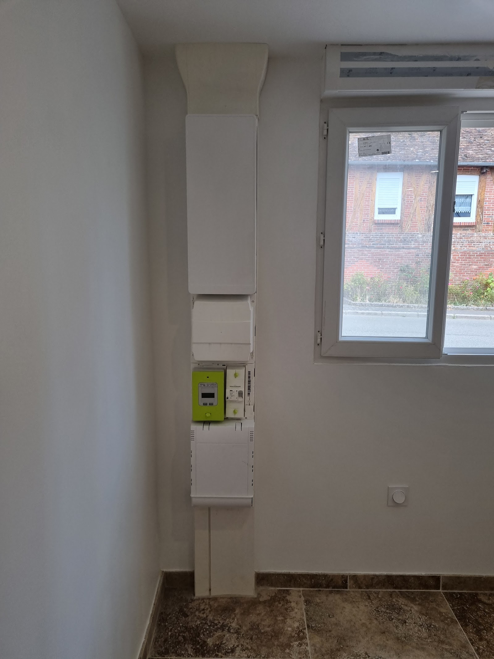 Création de lignes électriques avant finition des murs